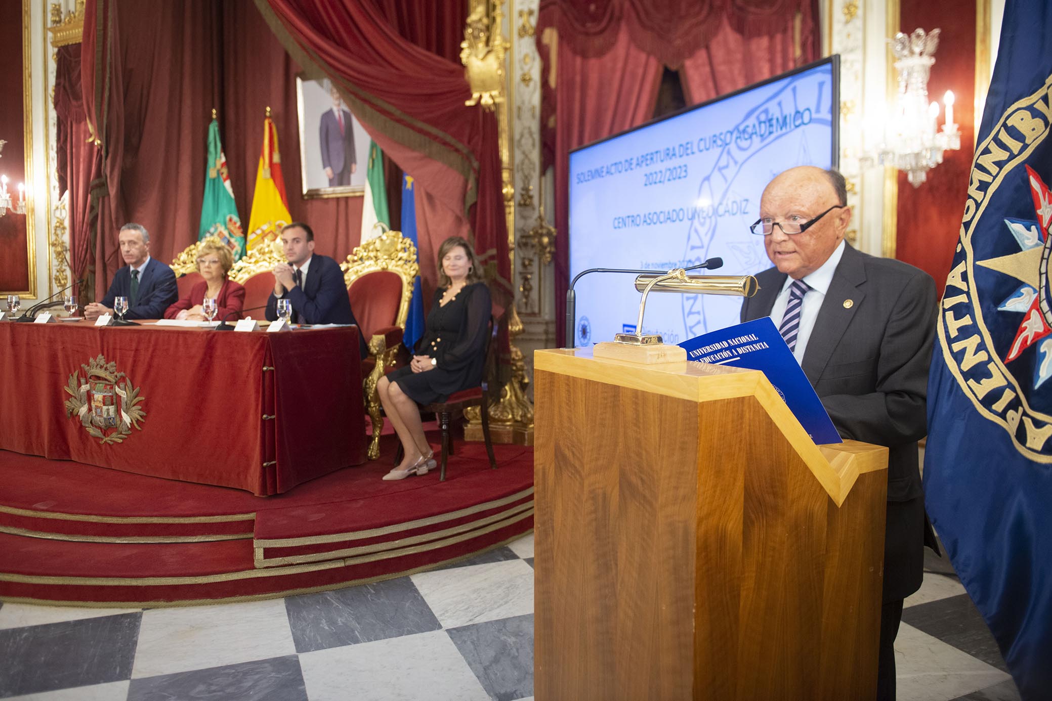 El director de la UNED en Cádiz, Manuel Barea, durante el acto de apertura del curso en la UNED