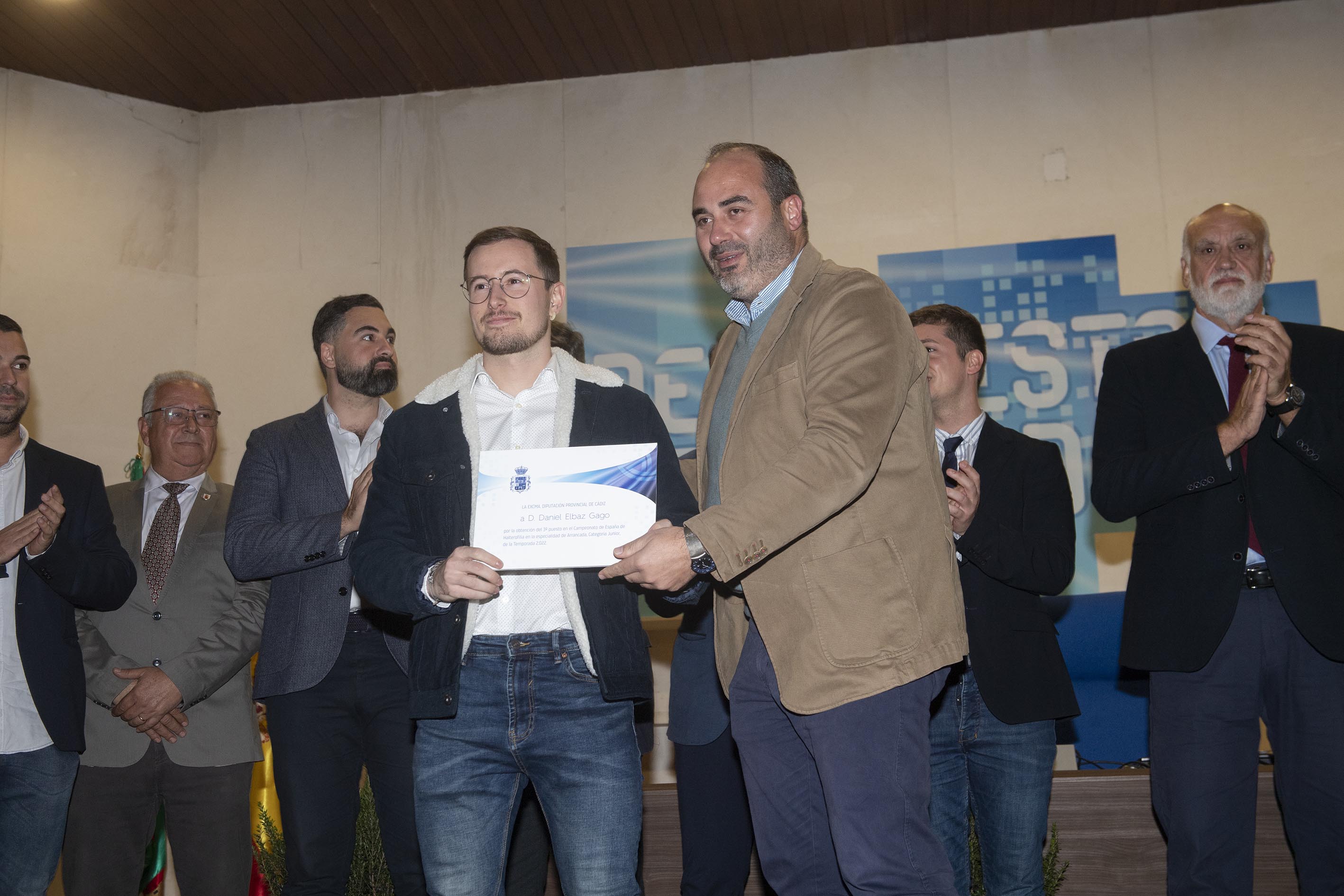 Gala deportistas_Antonio Aragon entrega premio a Daniel Elbaz Gago_Conil