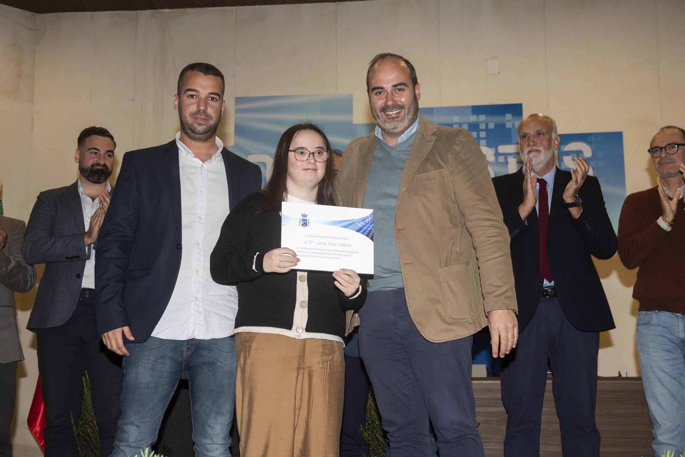 Gala deportistas_Antonio Aragon entrega premio a Laura Alba Alférez_Conil