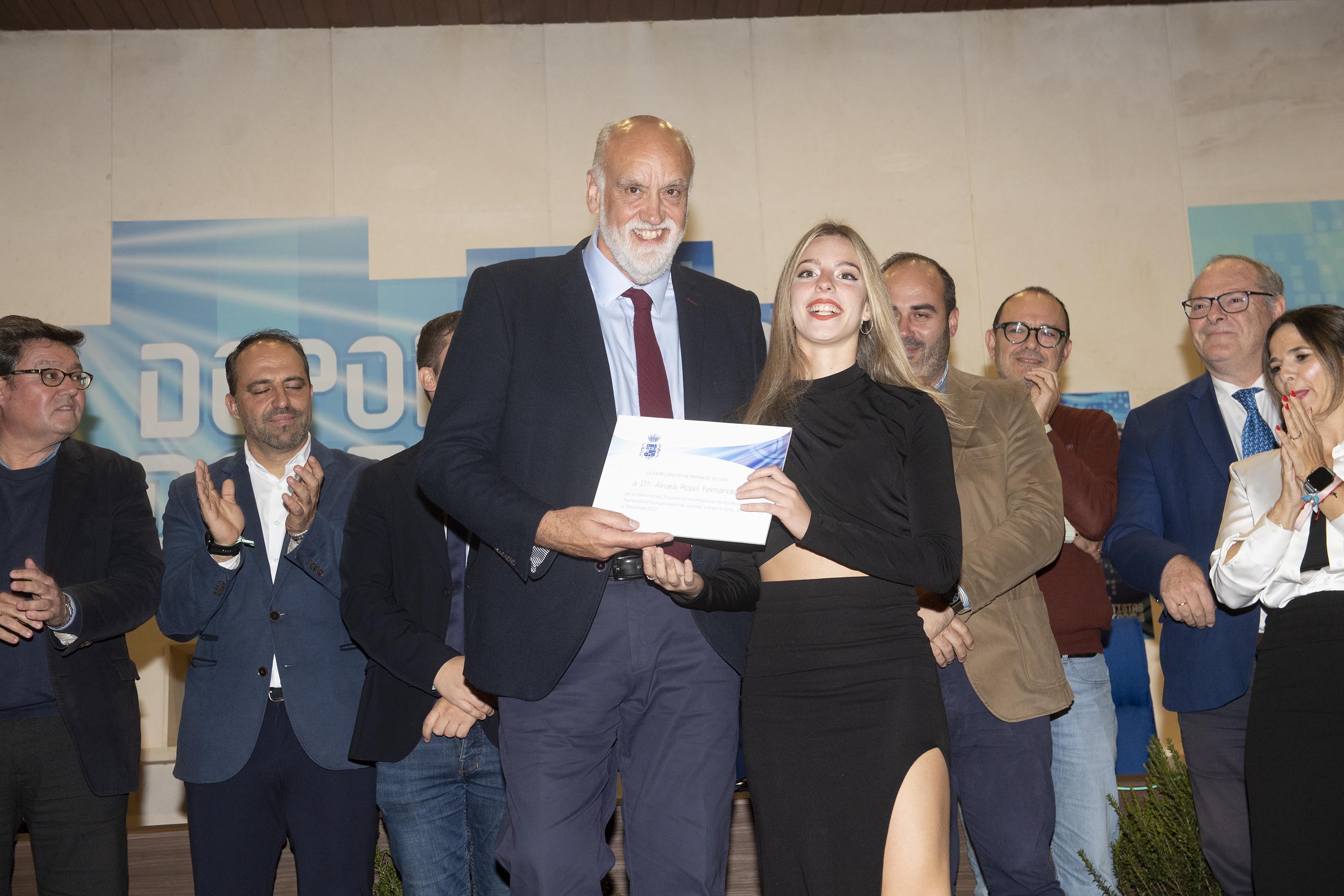 Gala deportistas_Vidal entrega premio a Ainara Rojas Fernandez_La Linea