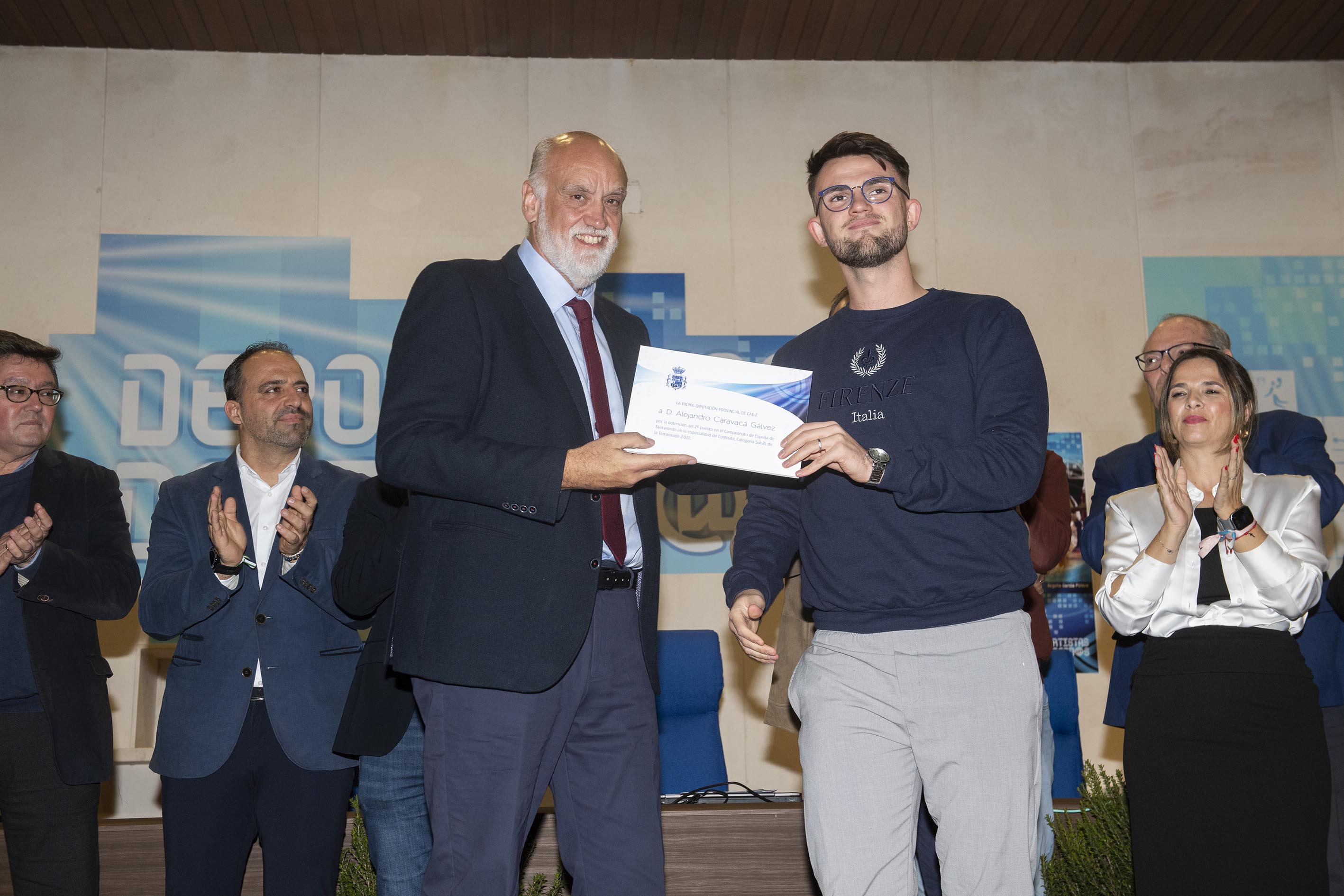 Gala deportistas_Vidal entrega premio a Alejandro Caravaca Galvez_La Linea