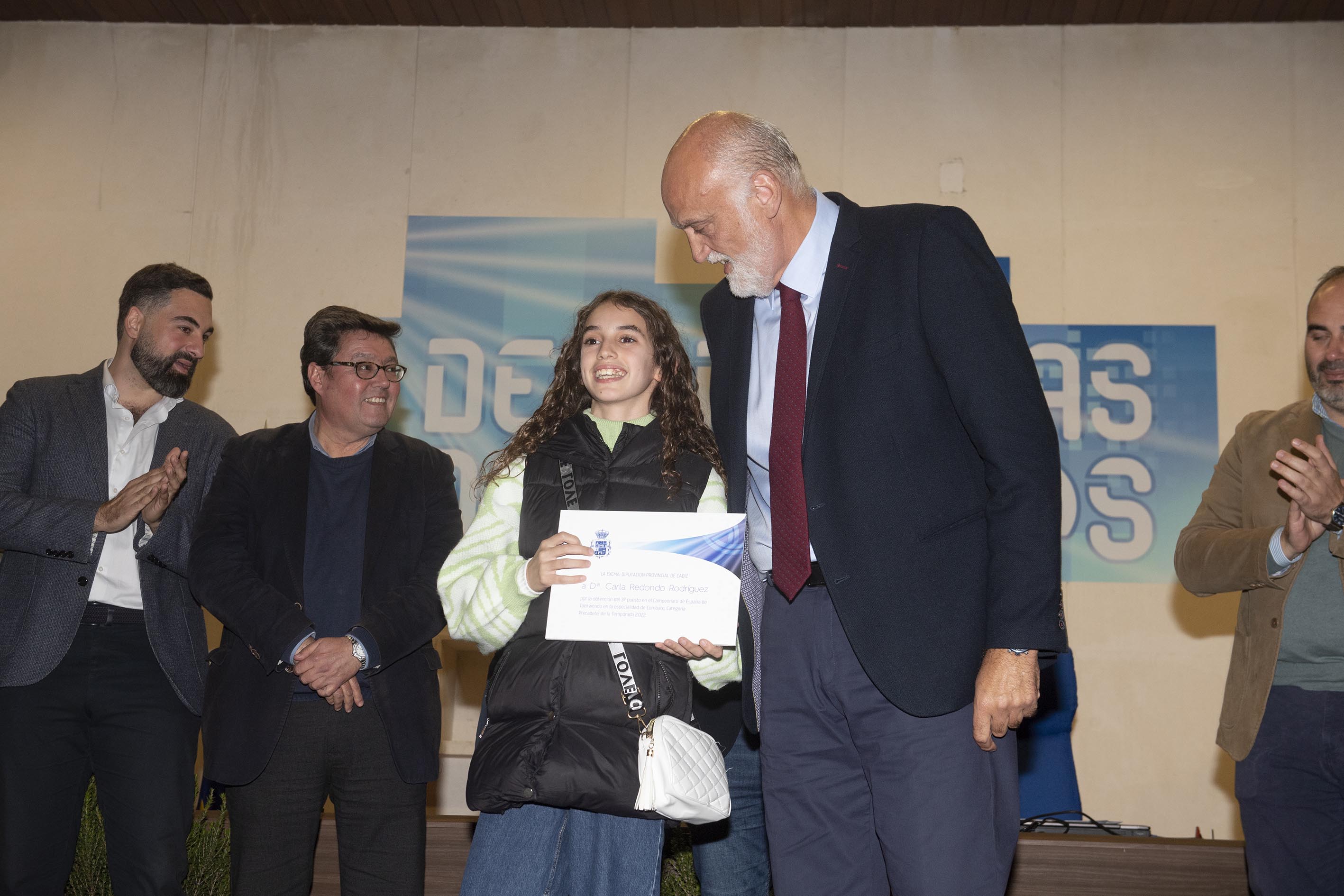 Gala deportistas_Vidal entrega premio a Carla Redondo Rodriguez_La Linea