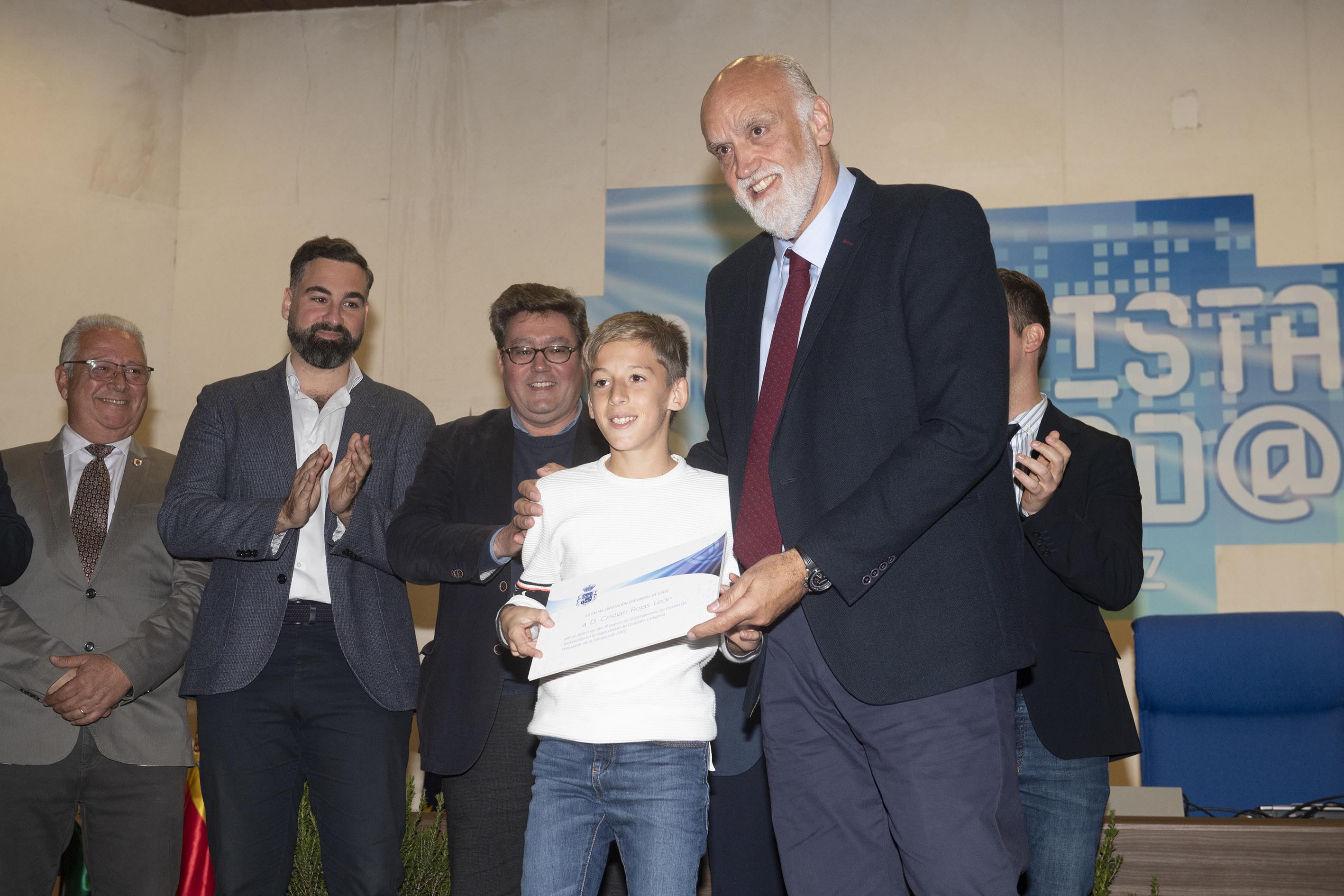 Gala deportistas_Vidal entrega premio a Cristian Rojas Leon_La Linea