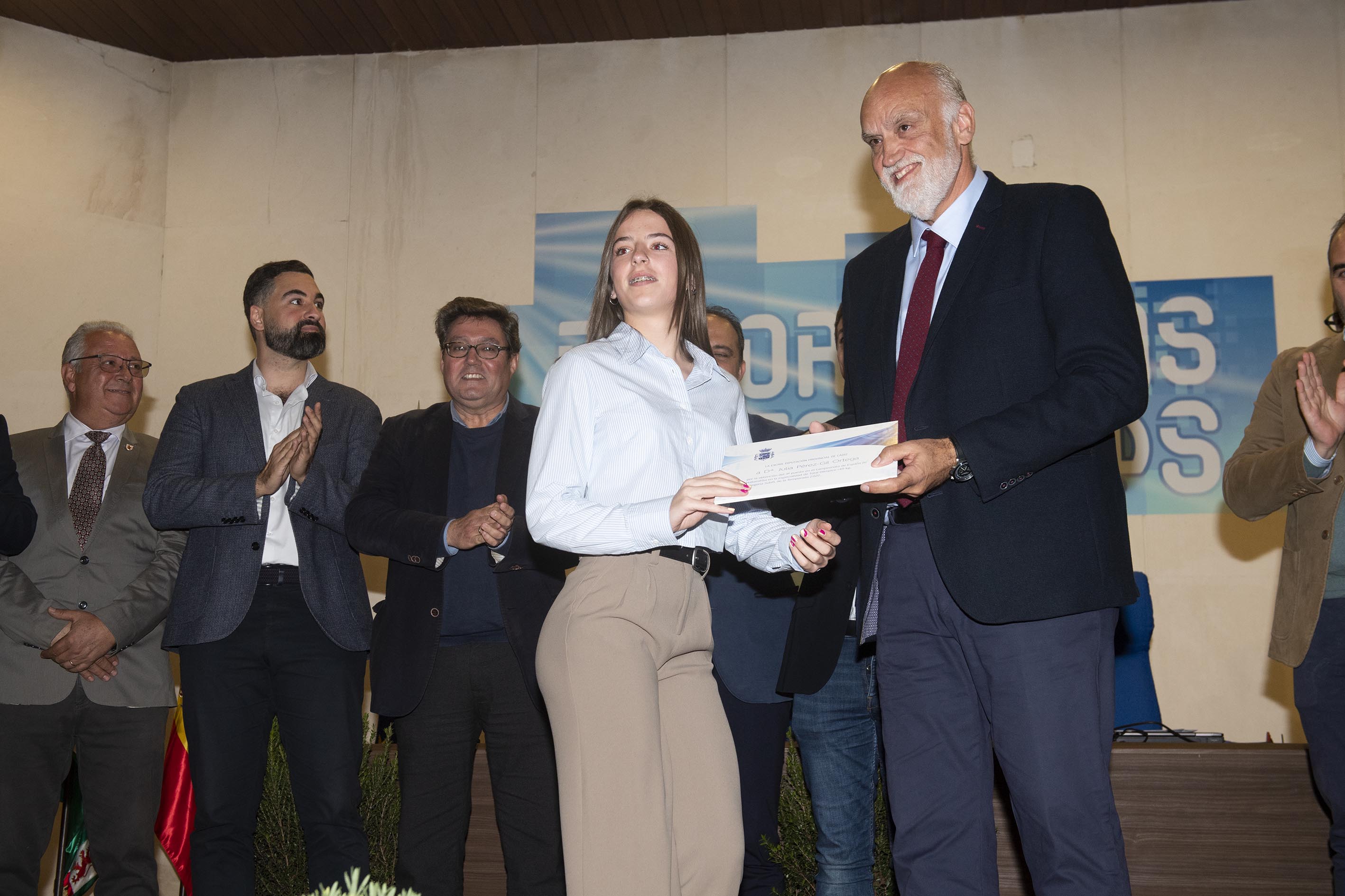 Gala deportistas_Vidal entrega premio a Julia Perez-Gil Ortega_Sanlucar