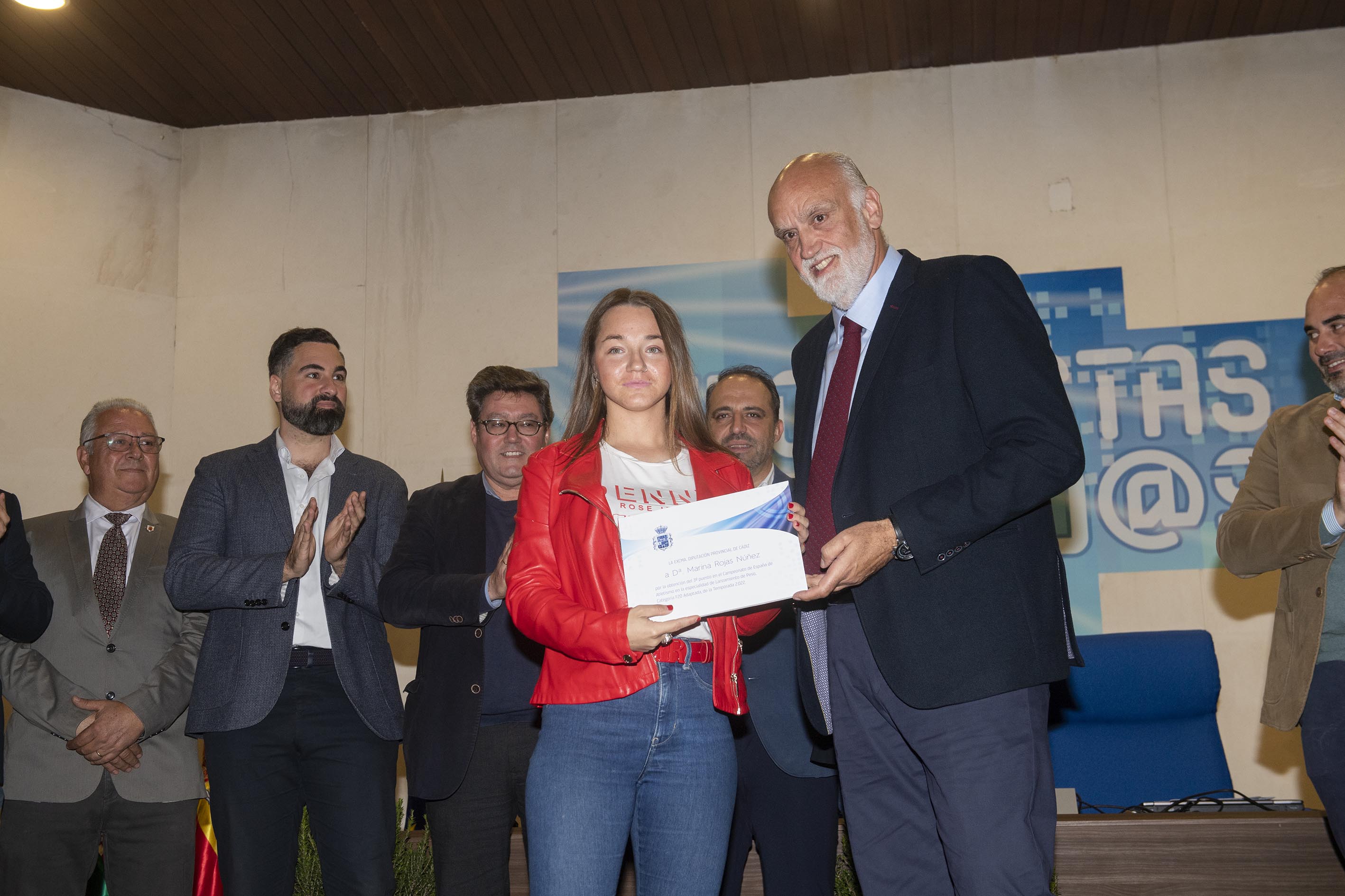 Gala deportistas_Vidal entrega premio a Marina Rojas Nuñez_La Linea