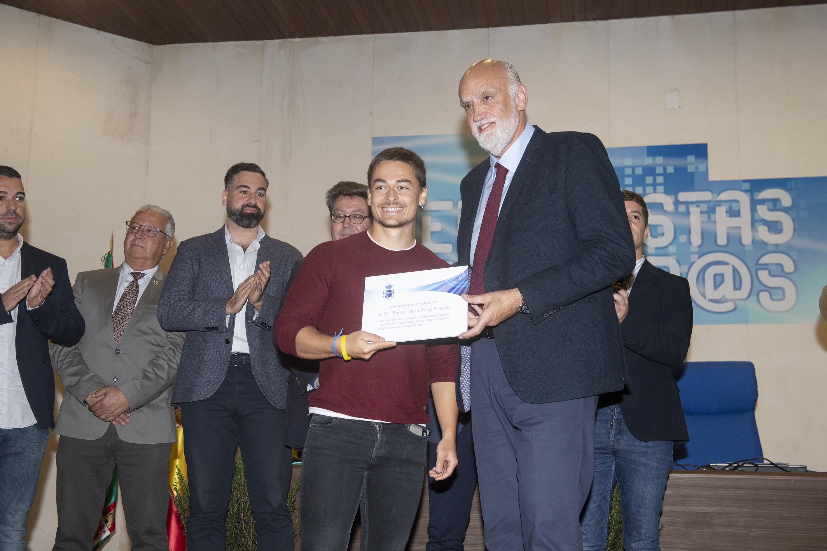 Gala deportistas_Vidal entrega premio a representante de Teresa de la Peña_El Puerto