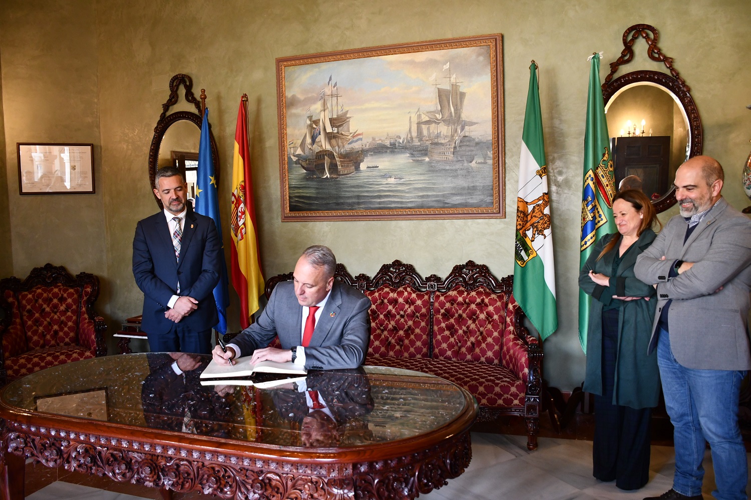 Ruiz Boix firmando el Libro de Honor del Ayuntamiento de Rota