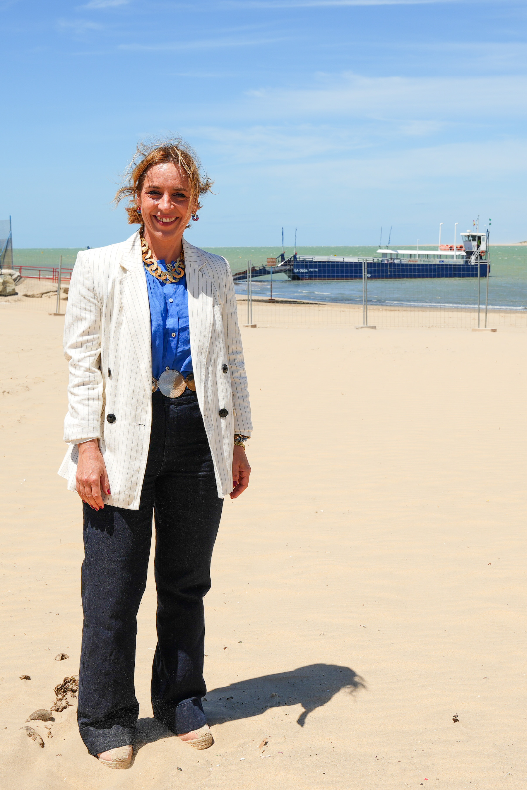 Almudena Martinez con la barcaza al fondo