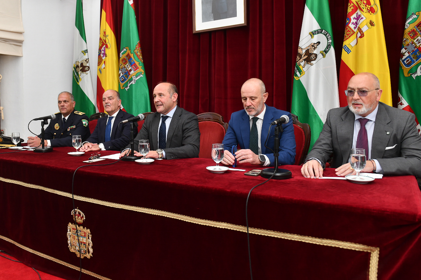 Juancho recibe a los congresistas en la Diputación (2)