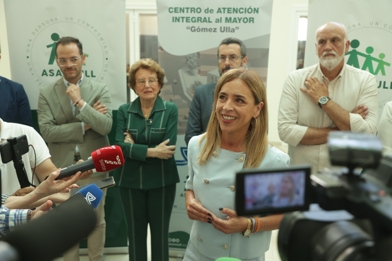 Almudena Martínez atiende a los medios en La Línea