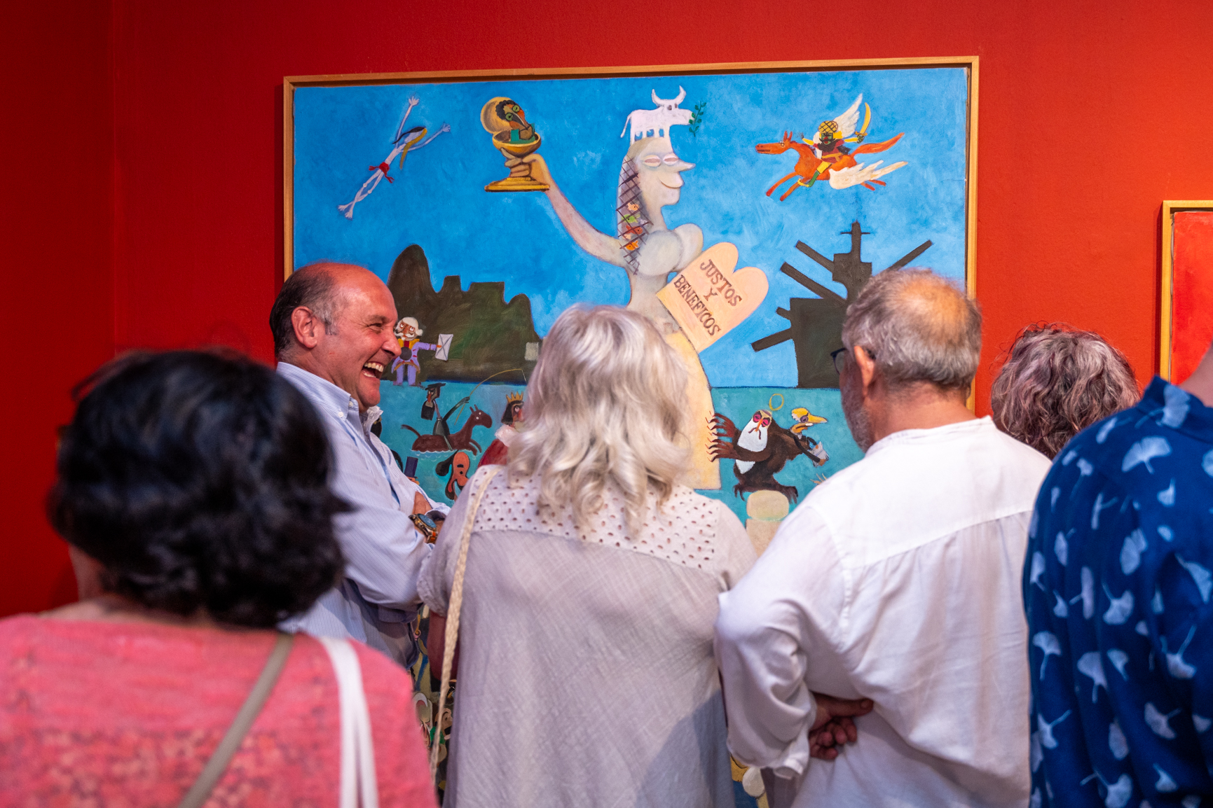 Expo Universos Paralelos_asistentes ante cuadro de Vazquez de Sola
