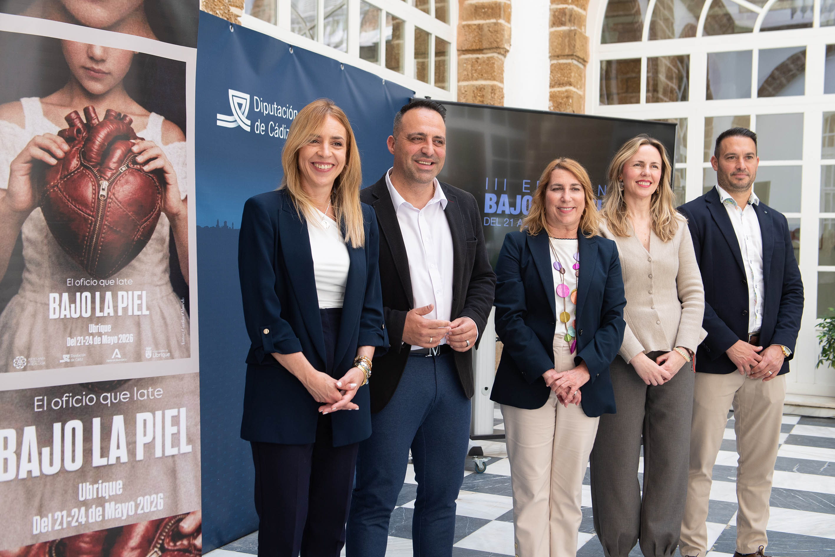 Autoridades en la presentación de Bajo la Piel