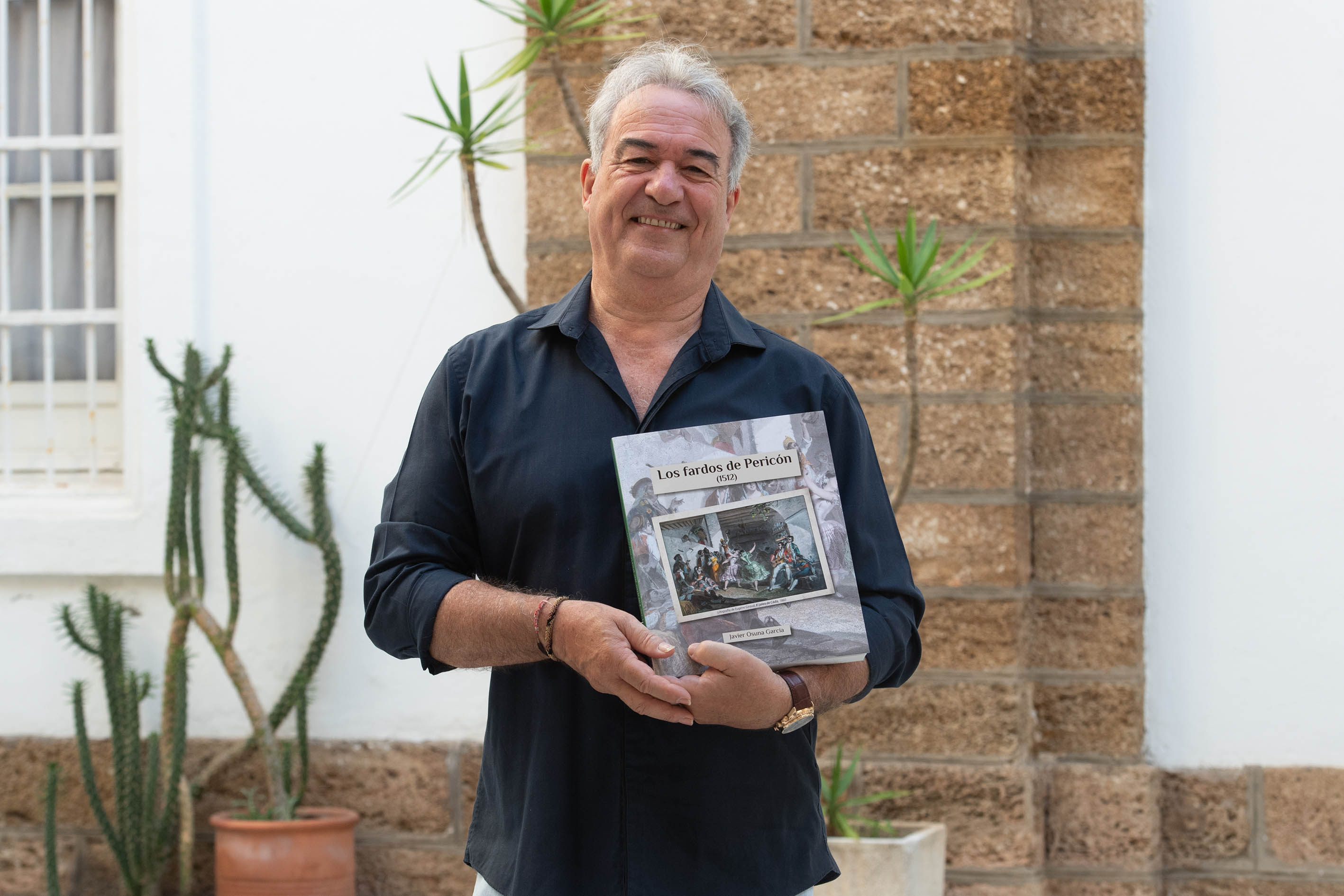 Javier Osuna con el libro Los fardos de Pericon