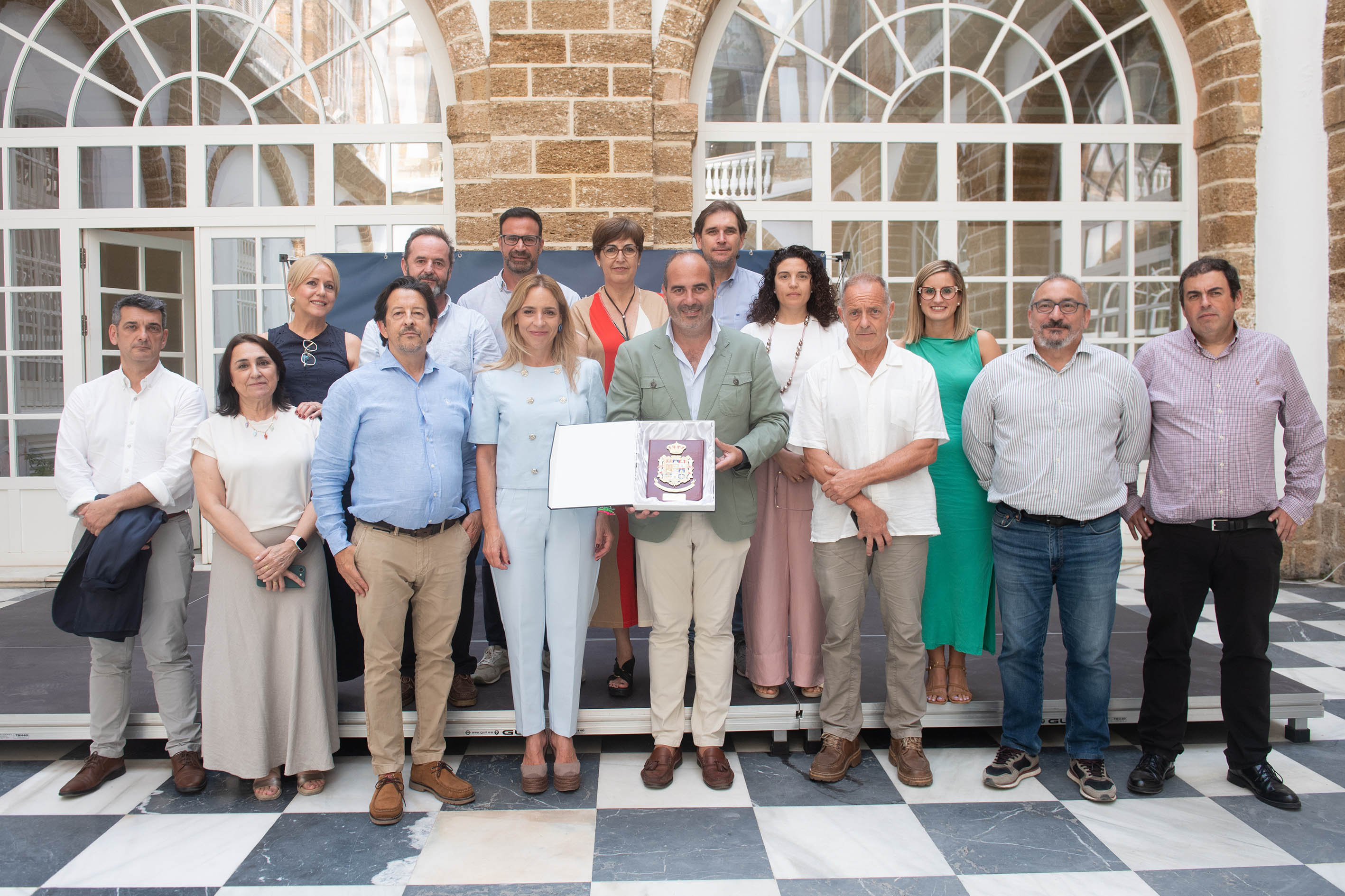 Presidenta y Antonio Aragon con personal de Asistencia a Municipios