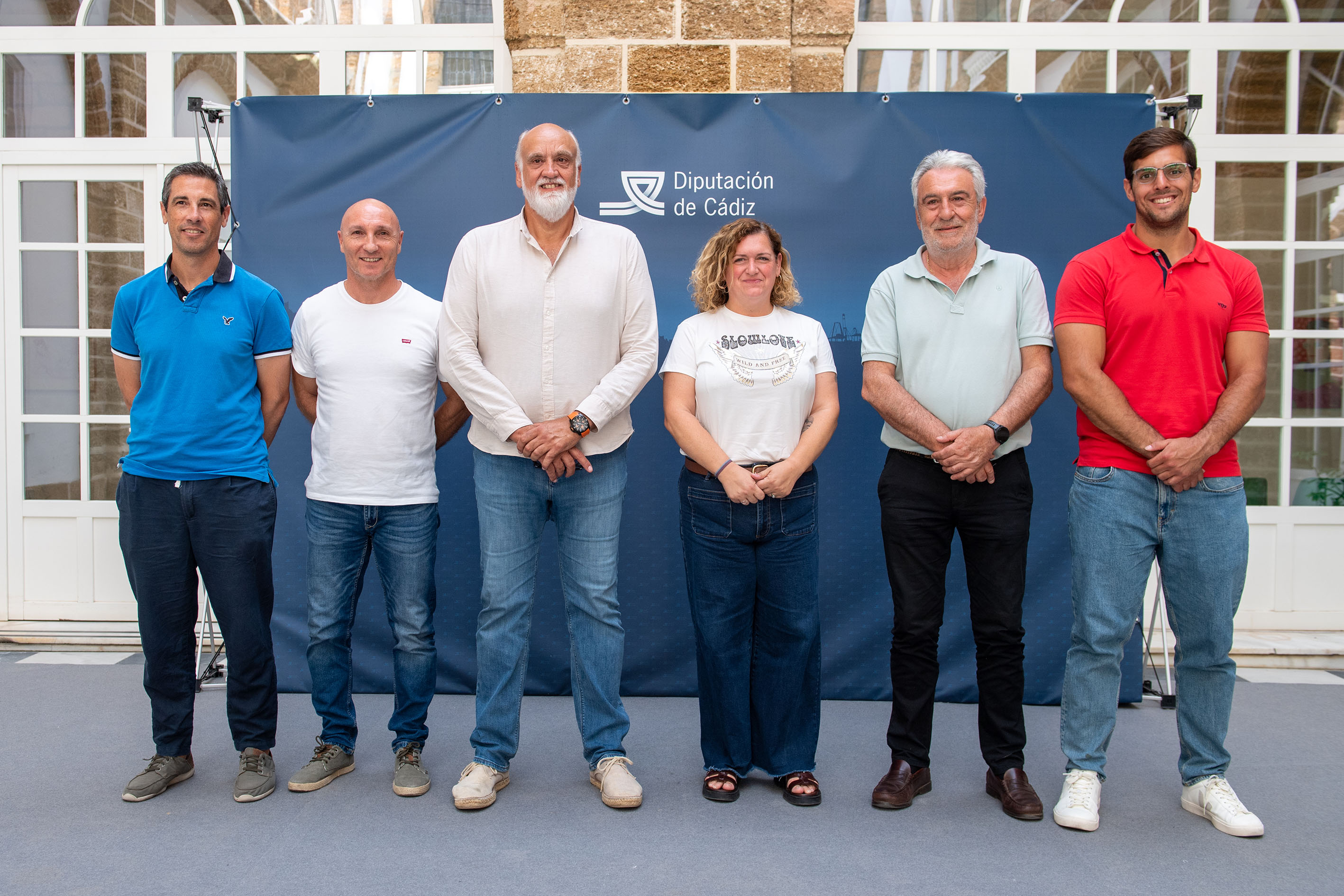 Javier Vidal con personal del Servicio de Deportes