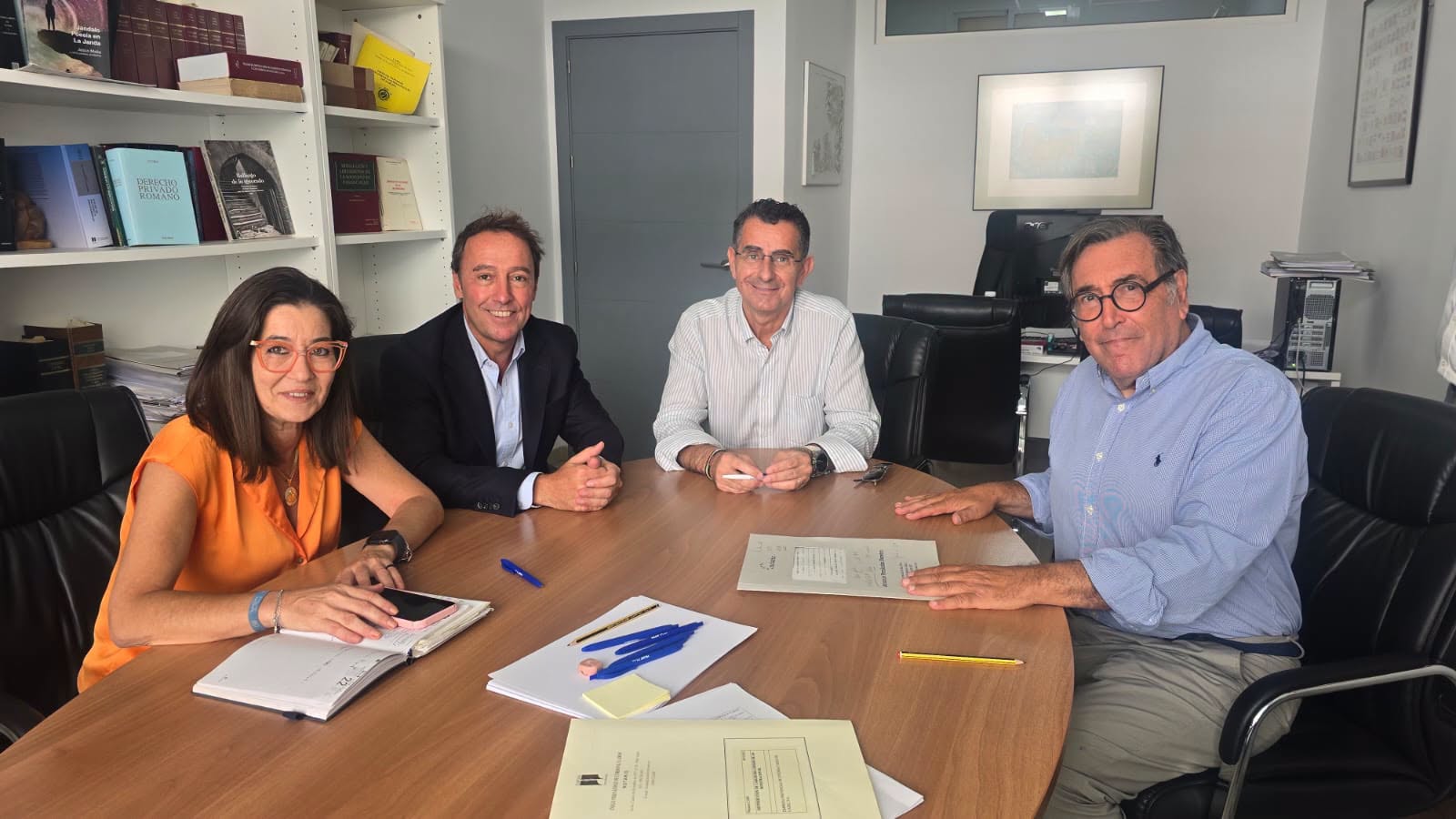 firma ante notario para ceder el suelo de las viviendas de Barbate