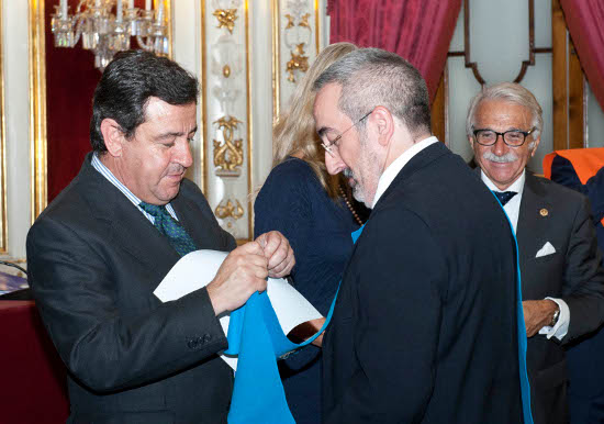 Inauguración Uned, presidente impone banda
