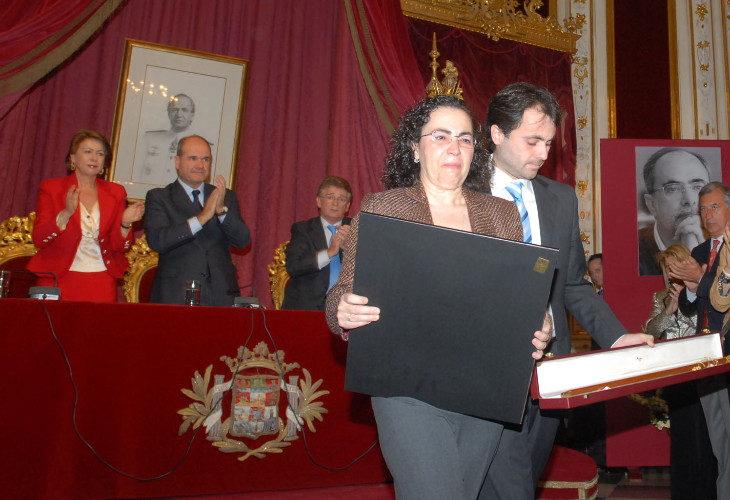 2007 los hijos de Alfonso Perales recogen la distincion de su padre como presidente honorario