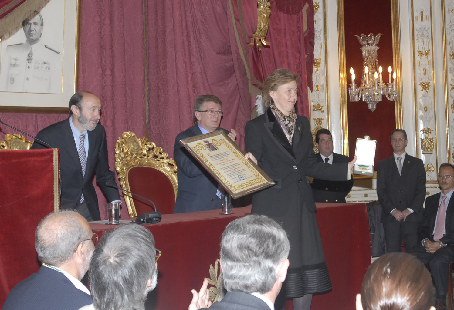 2008 Lillian Dahlman recoge la distincion de Hija Predilecta concedida a Luisa Alvarez de Toledo