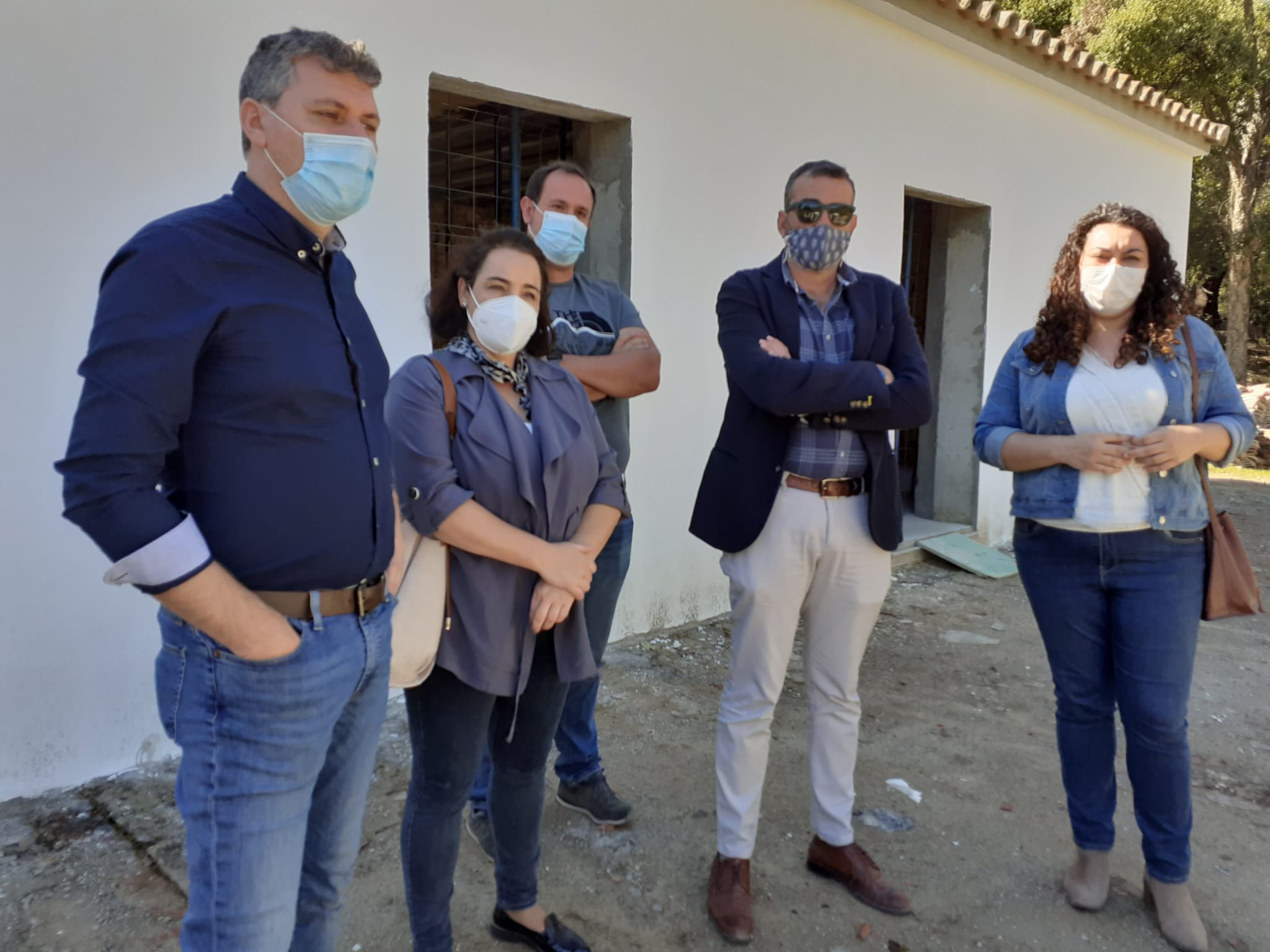 Pizarro con el alcalde de Jimena en Poblado del Corchado