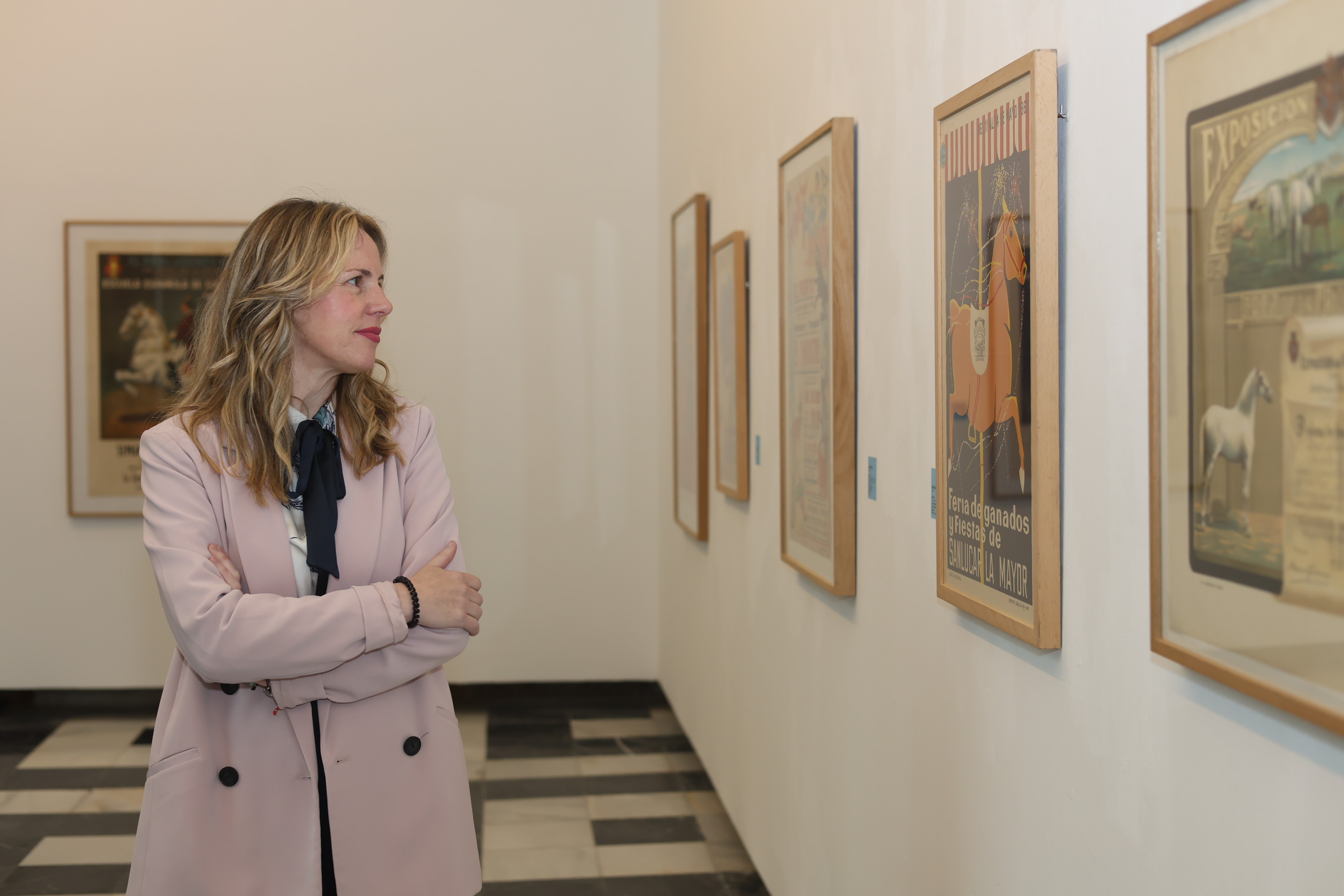 Vanesa Beltrán contempla una de las piezas