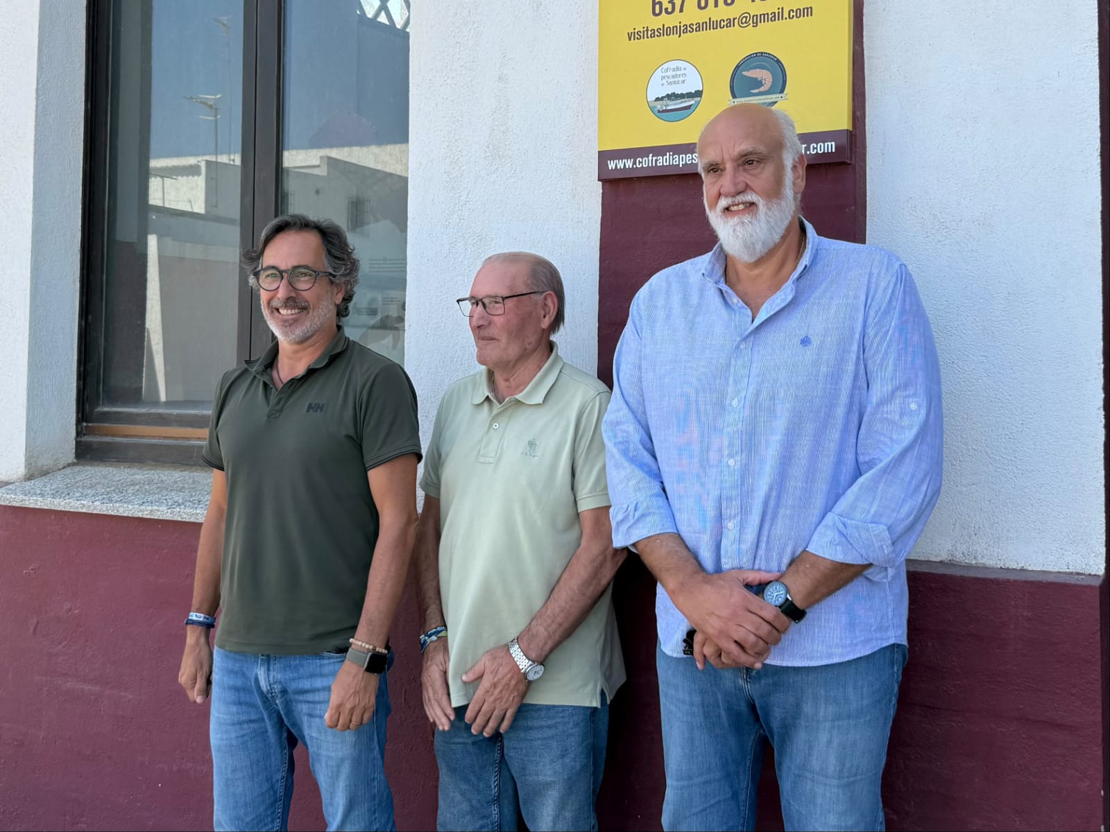 Vidal con representantes de la Cofradía de Sanlúcar