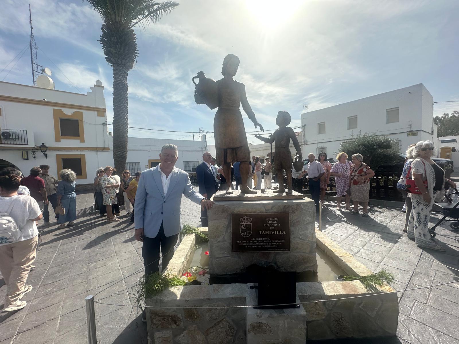 Ignacio Trujillo con monumento a la mujer rural