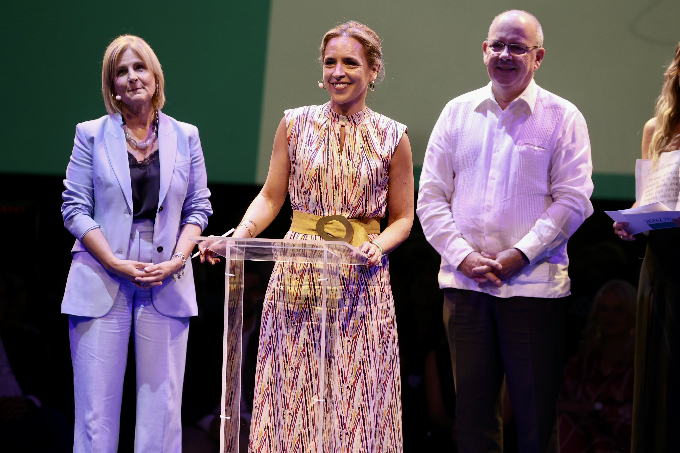 Almudena Martínez firma el protocolo